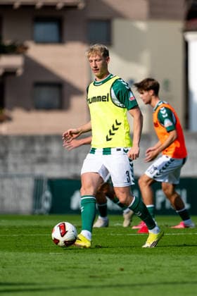 20.07.2026, AUT, Fußball, Herren, 1. Bundesliga, Trainingslager, Saison 2026 2027, Zell am Ziller, SV Werder Bremen Oskar Wojcik ( Bremen, 03 ) am Ball, Zell am Ziller Parkstadion Tirol Österreich *** July 20, 2026, Austria, Soccer, Men s, 1. Bundesliga, Training Camp, 2026–2027 Season, Zell am Ziller, SV Werder Bremen, Oskar Wojcik, Bremen, 03 am Ball, Zell am Ziller Parkstadion, Tyrol, Austria Copyright: xNordphotox xMemmlerx