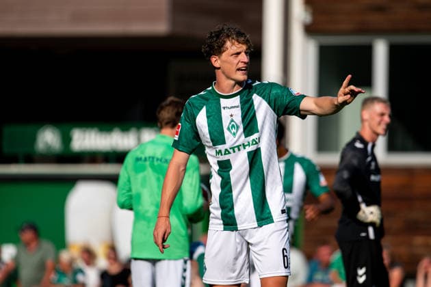 20.07.2026, AUT, Fußball, Herren, 1. Bundesliga, Trainingslager, Saison 2026 2027, Zell am Ziller, SV Werder Bremen Jens Stage ( Bremen, 06 ) gestikuliert, Zell am Ziller Parkstadion Tirol Österreich *** July 20, 2026, Austria, Soccer, Men s, 1. Bundesliga, Training Camp, 2026–2027 Season, Zell am Ziller, SV Werder Bremen, Jens Stage (Bremen), No. 6 gesturing, Zell am Ziller Parkstadion, Tyrol, Austria Copyright: xNordphotox xMemmlerx