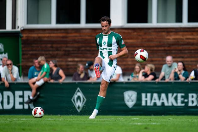 20.07.2026, AUT, Fußball, Herren, 1. Bundesliga, Trainingslager, Saison 2026 2027, Zell am Ziller, SV Werder Bremen Olivier Deman (Werder Bremen 02) am Ball, Zell am Ziller Parkstadion Tirol Österreich *** July 20, 2026, Austria, Soccer, Men s, 1. Bundesliga, Training Camp, 2026–2027 Season, Zell am Ziller, SV Werder Bremen, Olivier Deman, Werder Bremen 02 in Action, Zell am Ziller Parkstadion, Tyrol, Austria Copyright: xNordphotox xMemmlerx