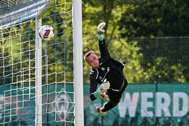 20.07.2026, AUT, Fußball, Herren, 1. Bundesliga, Trainingslager, Saison 2026 2027, Zell am Ziller, SV Werder Bremen Flugeinlage von Torwart Karl Hein (Werder Bremen 01) Zell am Ziller Parkstadion Tirol Österreich *** July 20, 2026, Austria, Soccer, Men s, 1. Bundesliga, Training Camp, 2026–2027 Season, Zell am Ziller, SV Werder Bremen: Goalkeeper Karl Hein s spectacular save; Werder Bremen 0–1 Zell am Ziller; Parkstadion, Tyrol, Austria Copyright: xNordphotox xHafnerx