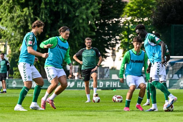 20.07.2026, AUT, Fußball, Herren, 1. Bundesliga, Trainingslager, Saison 2026 2027, Zell am Ziller, SV Werder Bremen Athletiktrainer Henrik Frach (Werder Bremen) verfolgt das Training im Hintergrund Zell am Ziller Parkstadion Tirol Österreich *** July 20, 2026, Austria, Soccer, Men s, 1. Bundesliga, Training Camp, 2026–2027 Season, Zell am Ziller, SV Werder Bremen Athletic Trainer Henrik Frach; Werder Bremen observes training from the sidelines at the Zell am Ziller Parkstadion in Tyrol, Austria Copyright: xNordphotox xHafnerx