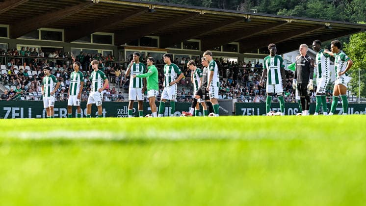 20.07.2026, AUT, Fußball, Herren, 1. Bundesliga, Trainingslager, Saison 2026 2027, Zell am Ziller, SV Werder Bremen Spieler vor der vollbesetzten Zuschauertribüne Zell am Ziller Parkstadion Tirol Österreich *** July 20, 2026, Austria, Soccer, Men s, 1. Bundesliga, Training Camp, 2026–2027 Season, Zell am Ziller, SV Werder Bremen players in front of a packed crowd at the Zell am Ziller Parkstadion in Tyrol, Austria Copyright: xNordphotox xHafnerx
