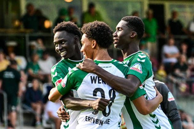 20.07.2026, AUT, Fußball, Herren, 1. Bundesliga, Trainingslager, Saison 2026 2027, Zell am Ziller, SV Werder Bremen Geschicklichkeitsübung mit Ball, Karim Coulibaly (Werder Bremen 31) ganz rechts Zell am Ziller Parkstadion Tirol Österreich *** July 20, 2026, Austria, Soccer, Men s, 1. Bundesliga, Training Camp, 2026–2027 Season, Zell am Ziller, SV Werder Bremen Ball Skills Drill, Karim Coulibaly (Werder Bremen, No. 31, far right) at the Parkstadion in Zell am Ziller, Tyrol, Austria Copyright: xNordphotox xHafnerx