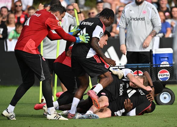 20.07.2026, xjhx, Fussball 1.Bundesliga, Eintracht Frankfurt Training v.l. Niels Nkounkou (Eintracht Frankfurt), Jessic Ngankam (Eintracht Frankfurt), Elias Baum (Eintracht Frankfurt) und team jubeln Frankfurt am Main *** July 20, 2026, xjhx, Soccer, Bundesliga 1, Eintracht Frankfurt training: from left, Niels Nkounkou (Eintracht Frankfurt), Jessic Ngankam (Eintracht Frankfurt), Elias Baum (Eintracht Frankfurt), and the team celebrating in Frankfurt am Main