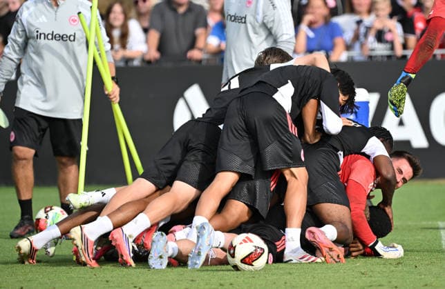 20.07.2026, xjhx, Fussball 1.Bundesliga, Eintracht Frankfurt Training v.l. Niels Nkounkou (Eintracht Frankfurt), Jessic Ngankam (Eintracht Frankfurt), Elias Baum (Eintracht Frankfurt) und team jubeln Frankfurt am Main *** July 20, 2026, xjhx, Soccer, Bundesliga 1, Eintracht Frankfurt training: from left, Niels Nkounkou (Eintracht Frankfurt), Jessic Ngankam (Eintracht Frankfurt), Elias Baum (Eintracht Frankfurt), and the team celebrating in Frankfurt am Main