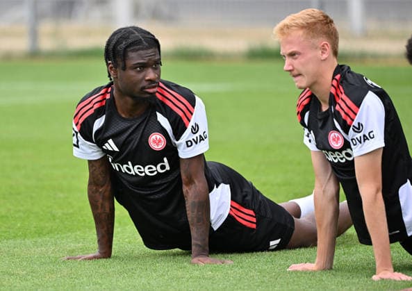 20.07.2026, xjhx, Fussball 1.Bundesliga, Eintracht Frankfurt Training v.l. Junior Dina Ebimbe (Eintracht Frankfurt), Hugo Larsson (Eintracht Frankfurt) Frankfurt am Main *** July 20, 2026, xjhx, Soccer, Bundesliga 1, Eintracht Frankfurt Training: Junior Dina Ebimbe (Eintracht Frankfurt), Hugo Larsson (Eintracht Frankfurt), Frankfurt am Main