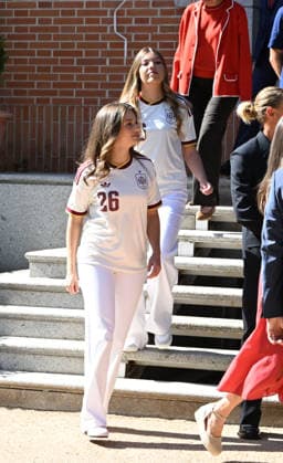 La Familia Real recibe en audiencia a la Selección Espanola de fútbol, campeona de la Copa Mundial de la Fifa 2026 La Princesa Leonor y la Infanta Sofía junto a la Selección Espanola de fútbol tras proclamarse vencedora de la Copa Mundial de la Fifa contra Argentina, a 20 de julio de 2026, en Madrid (Espana). Los Reyes junto a sus dos hijas reciben en el Palacio de la Zarzuela a la Selección Espanola de fútbol tras ganar el día anterior en Nueva York a la Selección de Argentina. Esta cita es el inicio de una rúa institucional y ciudadana, que concluye con la Roja en la plaza de Cibeles ofreciendo el título a la afición. FÚTBOL;GENTE;COPA;MUNDIAL José Espana *** The Royal Family holds an audience with the Spanish National Soccer Team, champions of the 2026 FIFA World Cup. Princess Leonor and Infanta Sofía pose with the Spanish National Soccer Team after it was crowned champion of the FIFA World Cup following its victory over Argentina, on July 20, 2026, in Madrid, Spain. The King and Queen, along with their two daughters, host the Spanish National Soccer Team at the Zarzuela Palace after the team’s victory over Argentina the previous day in New York. This event marks the start of a series of official and public celebrations, culminating with La Roja in Cibeles Square presenting the title to the fans. SOCCER PEOPLE WORLD CUP José Spain  Copyright: xJosÃ xOlivax 7677908