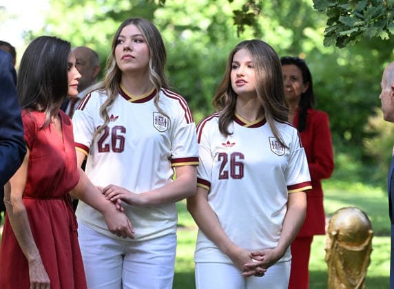 La Familia Real recibe en audiencia a la Selección Espanola de fútbol, campeona de la Copa Mundial de la Fifa 2026 Dona Letizia, la Princesa Leonor y la Infanta Sofía durante la audiencia a la Selección Espanola de fútbol tras proclamarse vencedora de la Copa Mundial de la Fifa contra Argentina, a 20 de julio de 2026, en Madrid (Espana). Los Reyes junto a sus dos hijas reciben en el Palacio de la Zarzuela a la Selección Espanola de fútbol tras ganar el día anterior en Nueva York a la Selección de Argentina. Esta cita es el inicio de una rúa institucional y ciudadana, que concluye con la Roja en la plaza de Cibeles ofreciendo el título a la afición. FÚTBOL;GENTE;COPA;MUNDIAL José Espana *** The Royal Family holds an audience with the Spanish National Soccer Team, winner of the 2026 FIFA World Cup. Queen Letizia, Princess Leonor, and Infanta Sofía during the audience with the Spanish National Soccer Team after it was crowned winner of the FIFA World Cup against Argentina on July 20, 2026, in Madrid, Spain. The King and Queen, along with their two daughters, received the Spanish National Soccer Team at the Zarzuela Palace after the team’s victory over Argentina the previous day in New York. This event marked the start of a series of official and public celebrations, which culminates with La Roja in Cibeles Square presenting the title to the fans. SOCCER PEOPLE WORLD CUP José Spain  Copyright: xJosÃ xOlivax 7677924