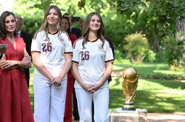 La Familia Real recibe en audiencia a la Selección Espanola de fútbol, campeona de la Copa Mundial de la Fifa 2026 Dona Letizia, la Princesa Leonor y la Infanta Sofía durante la audiencia a la Selección Espanola de fútbol tras proclamarse vencedora de la Copa Mundial de la Fifa contra Argentina, a 20 de julio de 2026, en Madrid (Espana). Los Reyes junto a sus dos hijas reciben en el Palacio de la Zarzuela a la Selección Espanola de fútbol tras ganar el día anterior en Nueva York a la Selección de Argentina. Esta cita es el inicio de una rúa institucional y ciudadana, que concluye con la Roja en la plaza de Cibeles ofreciendo el título a la afición. FÚTBOL;GENTE;COPA;MUNDIAL José Espana *** The Royal Family holds an audience with the Spanish National Soccer Team, winner of the 2026 FIFA World Cup. Queen Letizia, Princess Leonor, and Infanta Sofía during the audience with the Spanish National Soccer Team after it was crowned winner of the FIFA World Cup against Argentina on July 20, 2026, in Madrid, Spain. The King and Queen, along with their two daughters, received the Spanish National Soccer Team at the Zarzuela Palace after the team’s victory over Argentina the previous day in New York. This event marked the start of a series of official and public celebrations, which culminates with La Roja in Cibeles Square presenting the title to the fans. SOCCER PEOPLE WORLD CUP José Spain  Copyright: xJosÃ xOlivax 7677928