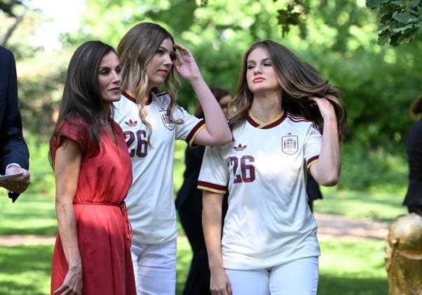 La Familia Real recibe en audiencia a la Selección Espanola de fútbol, campeona de la Copa Mundial de la Fifa 2026 Dona Letizia, la Princesa Leonor y la Infanta Sofía durante la audiencia a la Selección Espanola de fútbol tras proclamarse vencedora de la Copa Mundial de la Fifa contra Argentina, a 20 de julio de 2026, en Madrid (Espana). Los Reyes junto a sus dos hijas reciben en el Palacio de la Zarzuela a la Selección Espanola de fútbol tras ganar el día anterior en Nueva York a la Selección de Argentina. Esta cita es el inicio de una rúa institucional y ciudadana, que concluye con la Roja en la plaza de Cibeles ofreciendo el título a la afición. FÚTBOL;GENTE;COPA;MUNDIAL José Espana *** The Royal Family holds an audience with the Spanish National Soccer Team, winner of the 2026 FIFA World Cup. Queen Letizia, Princess Leonor, and Infanta Sofía during the audience with the Spanish National Soccer Team after it was crowned winner of the FIFA World Cup against Argentina on July 20, 2026, in Madrid, Spain. The King and Queen, along with their two daughters, received the Spanish National Soccer Team at the Zarzuela Palace after the team’s victory over Argentina the previous day in New York. This event marked the start of a series of official and public celebrations, which culminates with La Roja in Cibeles Square presenting the title to the fans. SOCCER PEOPLE WORLD CUP José Spain  Copyright: xJosÃ xOlivax 7677931