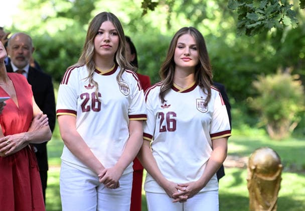 La Familia Real recibe en audiencia a la Selección Espanola de fútbol, campeona de la Copa Mundial de la Fifa 2026 La Princesa Leonor y la Infanta Sofía durante la audiencia a la Selección Espanola de fútbol tras proclamarse vencedora de la Copa Mundial de la Fifa contra Argentina, a 20 de julio de 2026, en Madrid (Espana). Los Reyes junto a sus dos hijas reciben en el Palacio de la Zarzuela a la Selección Espanola de fútbol tras ganar el día anterior en Nueva York a la Selección de Argentina. Esta cita es el inicio de una rúa institucional y ciudadana, que concluye con la Roja en la plaza de Cibeles ofreciendo el título a la afición. FÚTBOL;GENTE;COPA;MUNDIAL José Espana *** The Royal Family holds an audience with the Spanish National Soccer Team, winner of the 2026 FIFA World Cup. Princess Leonor and Infanta Sofía during the audience with the Spanish National Soccer Team after it was crowned winner of the FIFA World Cup against Argentina, on July 20, 2026, in Madrid, Spain. The King and Queen, along with their two daughters, host the Spanish National Soccer Team at the Zarzuela Palace after the team’s victory over Argentina the previous day in New York. This event marks the start of a series of official and public celebrations, which concludes with La Roja in Cibeles Square presenting the title to the fans. SOCCER PEOPLE WORLD CUP José Spain  Copyright: xJosÃ xOlivax 7677933