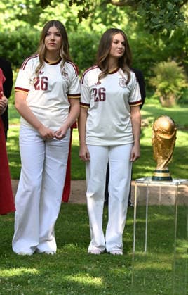 La Familia Real recibe en audiencia a la Selección Espanola de fútbol, campeona de la Copa Mundial de la Fifa 2026 La Infanta Sofía y la Princesa Leonor durante la audiencia a la Selección Espanola de fútbol tras proclamarse vencedora de la Copa Mundial de la Fifa contra Argentina, a 20 de julio de 2026, en Madrid (Espana). Los Reyes junto a sus dos hijas reciben en el Palacio de la Zarzuela a la Selección Espanola de fútbol tras ganar el día anterior en Nueva York a la Selección de Argentina. Esta cita es el inicio de una rúa institucional y ciudadana, que concluye con la Roja en la plaza de Cibeles ofreciendo el título a la afición. FÚTBOL;GENTE;COPA;MUNDIAL José Espana *** The Royal Family holds an audience with the Spanish National Soccer Team, winner of the 2026 FIFA World Cup. Infanta Sofía and Princess Leonor during the audience with the Spanish National Soccer Team after it was crowned winner of the FIFA World Cup against Argentina, on July 20, 2026, in Madrid, Spain. The King and Queen, along with their two daughters, host the Spanish National Soccer Team at the Zarzuela Palace after the team’s victory over Argentina the previous day in New York. This event marks the start of a series of official and public celebrations, culminating with La Roja in Cibeles Square presenting the title to the fans. SOCCER PEOPLE WORLD CUP José Spain  Copyright: xJosÃ xOlivax 7677968