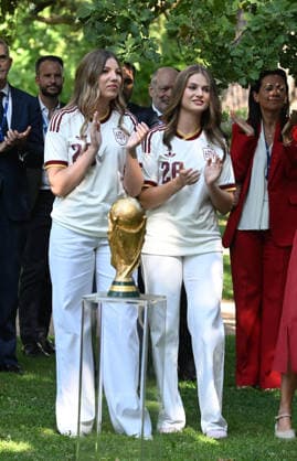 La Familia Real recibe en audiencia a la Selección Espanola de fútbol, campeona de la Copa Mundial de la Fifa 2026 La Infanta Sofía y la Princesa Leonor durante la audiencia a la Selección Espanola de fútbol tras proclamarse vencedora de la Copa Mundial de la Fifa contra Argentina, a 20 de julio de 2026, en Madrid (Espana). Los Reyes junto a sus dos hijas reciben en el Palacio de la Zarzuela a la Selección Espanola de fútbol tras ganar el día anterior en Nueva York a la Selección de Argentina. Esta cita es el inicio de una rúa institucional y ciudadana, que concluye con la Roja en la plaza de Cibeles ofreciendo el título a la afición. FÚTBOL;GENTE;COPA;MUNDIAL José Espana *** The Royal Family holds an audience with the Spanish National Soccer Team, winner of the 2026 FIFA World Cup. Infanta Sofía and Princess Leonor during the audience with the Spanish National Soccer Team after it was crowned winner of the FIFA World Cup against Argentina, on July 20, 2026, in Madrid, Spain. The King and Queen, along with their two daughters, host the Spanish National Soccer Team at the Zarzuela Palace after the team’s victory over Argentina the previous day in New York. This event marks the start of a series of official and public celebrations, culminating with La Roja in Cibeles Square presenting the title to the fans. SOCCER PEOPLE WORLD CUP José Spain  Copyright: xJosÃ xOlivax 7677970