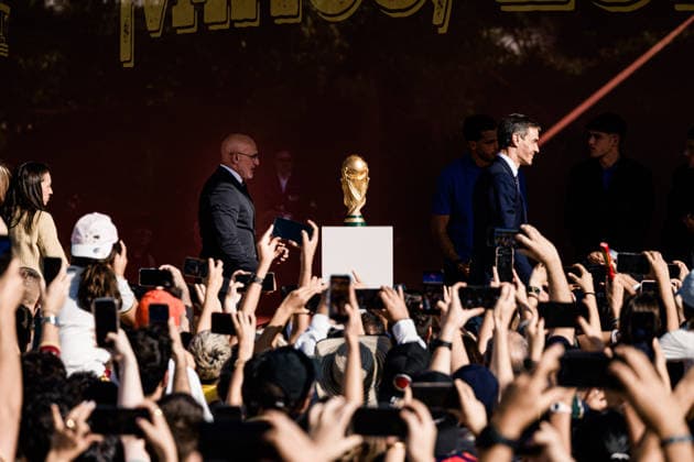 Pedro Sánchez recibe a la Selección Espanola, ganadora de la Copa Mundial de la FIFA 2026 El presidente del Gobierno, Pedro Sánchez (d), y el seleccionador espanol, Luis de la Fuente (i), durante la recepción de los jugadores y el equipo técnico de la selección espanola de fútbol, ganadora de la Copa Mundial de la FIFA 2026, en el Complejo de la Moncloa, a 20 de julio de 2026, en Madrid (Espana). El combinado espanol se convirtió ayer en campeón del Mundial 2026 de fútbol, tras vencer por 1-0 a Argentina con gol de Ferrán Torres. 20 JULIO 2026 Carlos Lujá Madrid Madrid Espana *** Pedro Sánchez Welcomes the Spanish National Team, Winner of the 2026 FIFA World Cup. Prime Minister Pedro Sánchez and the Spanish national team coach, Luis de la Fuente, during a reception for the players and coaching staff of the Spanish national soccer team, winners of the 2026 FIFA World Cup, at the Moncloa Complex on July 20, 2026, in Madrid, Spain. The Spanish team became the 2026 World Cup champion yesterday after defeating Argentina 1–0 with a goal by Ferrán Torres. JULY 20, 2026. Carlos Lujá, Madrid, Madrid, Spain  Copyright: xCarlosxLujanx 7678012