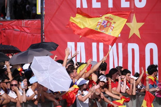 ESP: Spain, World Cup Champions 2026 Spanish fans wait for the bus carrying the Spanish national team, Nationalteam players during the victory parade after Spain won the 2026 World Cup, on July 20, 2026, in Madrid, Spain. The Spanish team became 2026 World Cup champions after defeating Argentina 1-0 Madrid Spain Futbol *** ESP Spain, 2026 World Cup Champions: Spanish fans wait for the bus carrying the Spanish national team players during the victory parade after Spain won the 2026 World Cup, on July 20, 2026, in Madrid, Spain. The Spanish team became 2026 World Cup champions after defeating Argentina 1–0. Madrid, Spain, Soccer Copyright: xAgenciaxLOFx