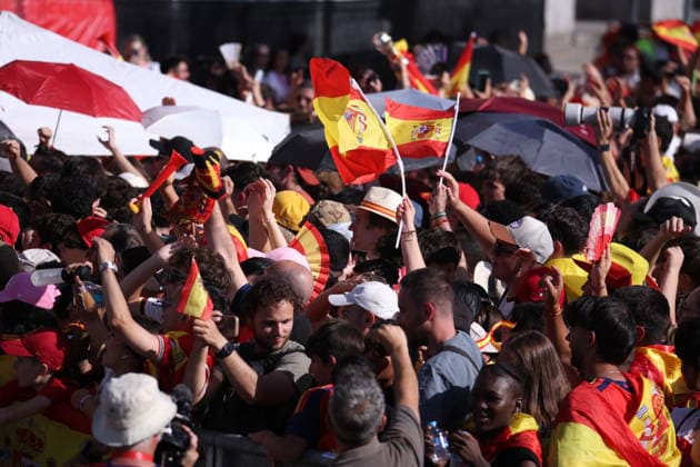 ESP: Spain, World Cup Champions 2026 Spanish fans wait for the bus carrying the Spanish national team, Nationalteam players during the victory parade after Spain won the 2026 World Cup, on July 20, 2026, in Madrid, Spain. The Spanish team became 2026 World Cup champions after defeating Argentina 1-0 Madrid Spain Futbol *** ESP Spain, 2026 World Cup Champions: Spanish fans wait for the bus carrying the Spanish national team players during the victory parade after Spain won the 2026 World Cup, on July 20, 2026, in Madrid, Spain. The Spanish team became 2026 World Cup champions after defeating Argentina 1–0. Madrid, Spain, Soccer Copyright: xAgenciaxLOFx