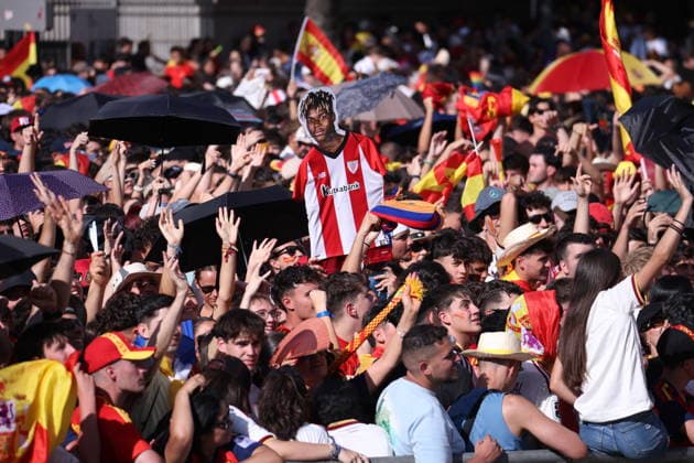ESP: Spain, World Cup Champions 2026 Spanish fans wait for the bus carrying the Spanish national team, Nationalteam players during the victory parade after Spain won the 2026 World Cup, on July 20, 2026, in Madrid, Spain. The Spanish team became 2026 World Cup champions after defeating Argentina 1-0 Madrid Spain Futbol *** ESP Spain, 2026 World Cup Champions: Spanish fans wait for the bus carrying the Spanish national team players during the victory parade after Spain won the 2026 World Cup, on July 20, 2026, in Madrid, Spain. The Spanish team became 2026 World Cup champions after defeating Argentina 1–0. Madrid, Spain, Soccer Copyright: xAgenciaxLOFx