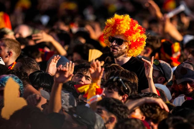 July 20, 2026, Madrid, Madrid, Spain: A fan is wearing a wig with the colors of Spain during celebration of Spain as Champions of the FIFA World Cup, WM, Weltmeisterschaft, Fussball 2026 at Cibeles Palace on July 20, 2026 in Madrid, Spain. Madrid Spain - ZUMAa181 20260720_zaa_a181_020 Copyright: xOscarxJ.xBarrosox