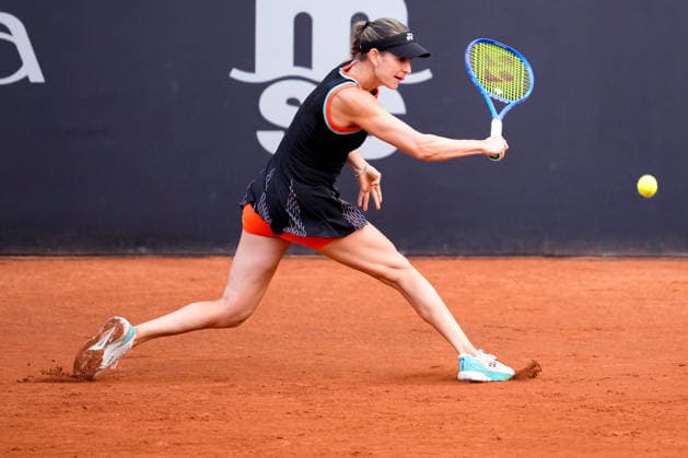 MSC Hamburg Ladies Open - Day 1 Fourth seed Anna Bondar of Hungary is in action during her round of 32 match against Moyuka Uchijima of Japan at the 2026 MSC Hamburg Ladies Open women s tennis tournament at Am Rothenbaum in Hamburg, Germany. Hamburg Hamburg Germany  Copyright: xOwenxHammondx originalFilename:hammond-2026msch260720_npJAr.jpg