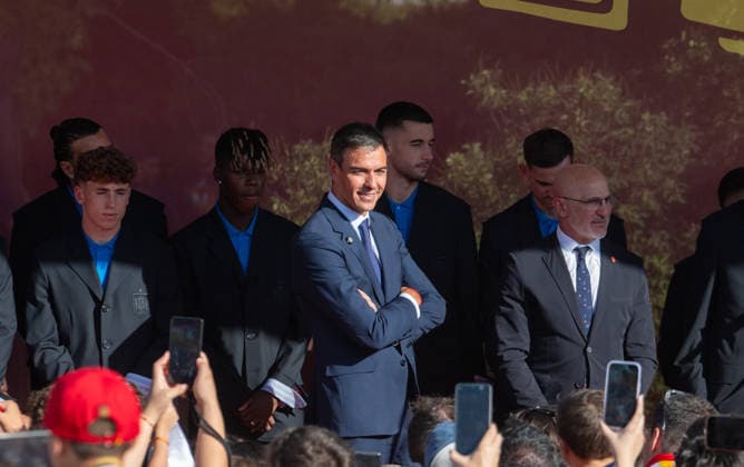 July 20, 2026, Madrid, Madrid, Spain: Thousands of soccer fans line the streets of Madrid to celebrate with the Spanish Men s National Football Team during their open-top bus parade after winning the 2026 FIFA World Cup, WM, Weltmeisterschaft, Fussball on July 20, 2026, in Madrid, Spain. Spain Celebrates Its Second World Cup Title On The Streets Of The Capital.  - ZUMAd308 20260720_zsp_d308_023 Copyright: xJuanxCarlosxLucasx
