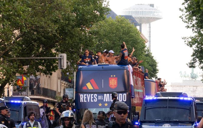 July 20, 2026, Madrid, Madrid, Spain: Thousands of soccer fans line the streets of Madrid to celebrate with the Spanish Men s National Football Team during their open-top bus parade after winning the 2026 FIFA World Cup, WM, Weltmeisterschaft, Fussball on July 20, 2026, in Madrid, Spain. Spain Celebrates Its Second World Cup Title On The Streets Of The Capital.  - ZUMAd308 20260720_zsp_d308_042 Copyright: xJuanxCarlosxLucasx
