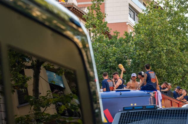 July 20, 2026, Madrid, Madrid, Spain: Thousands of soccer fans line the streets of Madrid to celebrate with the Spanish Men s National Football Team during their open-top bus parade after winning the 2026 FIFA World Cup, WM, Weltmeisterschaft, Fussball on July 20, 2026, in Madrid, Spain. Spain Celebrates Its Second World Cup Title On The Streets Of The Capital.  - ZUMAd308 20260720_zsp_d308_050 Copyright: xJuanxCarlosxLucasx