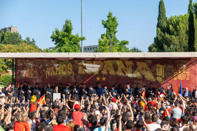 July 20, 2026, Madrid, Madrid, Spain: Thousands of soccer fans line the streets of Madrid to celebrate with the Spanish Men s National Football Team during their open-top bus parade after winning the 2026 FIFA World Cup, WM, Weltmeisterschaft, Fussball on July 20, 2026, in Madrid, Spain. Madrid Spain - ZUMAd308 20260720_zsp_d308_033 Copyright: xJuanxCarlosxLucasx