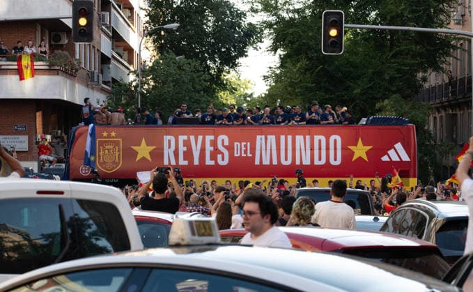 July 20, 2026, Madrid, Madrid, Spain: Thousands of soccer fans line the streets of Madrid to celebrate with the Spanish Men s National Football Team during their open-top bus parade after winning the 2026 FIFA World Cup, WM, Weltmeisterschaft, Fussball on July 20, 2026, in Madrid, Spain. Madrid Spain - ZUMAd308 20260720_zsp_d308_038 Copyright: xJuanxCarlosxLucasx