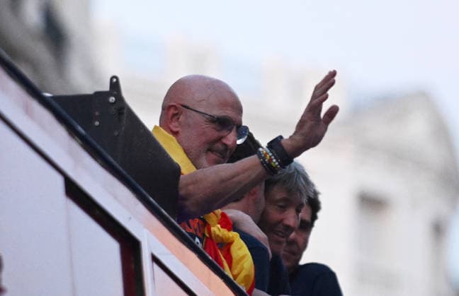 La Selección Espanola celebra el campeonato del mundo con una rúa en Madrid El seleccionador nacional, Luis de la Fuente, durante la rúa de celebración de la Selección Espanola por el triunfo en el Mundial 2026, a 20 de julio de 2026, en Madrid (Espana). El combinado espanol se convirtió ayer en campeón del Mundial 2026 de fútbol, tras vencer por 1-0 a Argentina con gol de Ferrán Torres. FÚTBOL;CELEBRACIÓN;VICTORIA;MUNDIAL José Madrid Madrid Espana *** The Spanish National Team celebrates its World Cup victory with a parade in Madrid. National team coach Luis de la Fuente during the Spanish National Team’s victory parade for winning the 2026 World Cup, on July 20, 2026, in Madrid, Spain. The Spanish team became the 2026 World Cup champion yesterday after defeating Argentina 1–0 with a goal by Ferrán Torres. SOCCER CELEBRATION WORLD CUP VICTORY José Madrid Madrid Spain  Copyright: xJosÃ xOlivax 7678179