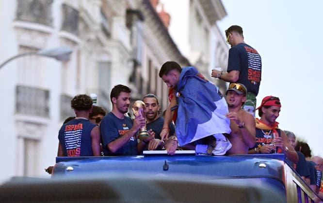 La Selección Espanola celebra el campeonato del mundo con una rúa en Madrid Rodri le pasa la Copa del Mundo a Álex Baena durante la rúa de celebración de la Selección Espanola por el triunfo en el Mundial 2026, a 20 de julio de 2026, en Madrid (Espana). El combinado espanol se convirtió ayer en campeón del Mundial 2026 de fútbol, tras vencer por 1-0 a Argentina con gol de Ferrán Torres. FÚTBOL;CELEBRACIÓN;VICTORIA;MUNDIAL José Madrid Madrid Espana *** The Spanish National Team celebrates its World Cup victory with a parade in Madrid. Rodri passes the World Cup trophy to Álex Baena during the Spanish National Team’s victory parade for winning the 2026 World Cup, on July 20, 2026, in Madrid, Spain. The Spanish team became the 2026 World Cup champions yesterday after defeating Argentina 1–0 with a goal by Ferrán Torres. SOCCER CELEBRATION WORLD CUP VICTORY José Madrid Madrid, Spain  Copyright: xJosÃ xOlivax 7678182