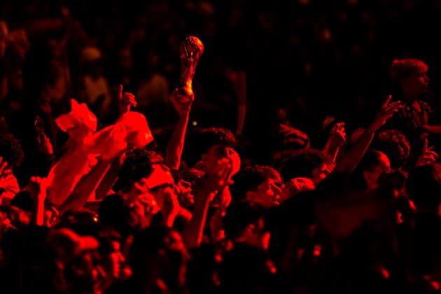 July 20, 2026, Madrid, Madrid, Spain: A fan is holding a World Cup trophy during celebration of Spain as Champions of the FIFA World Cup, WM, Weltmeisterschaft, Fussball 2026 at Cibeles Palace on July 20, 2026 in Madrid, Spain. Madrid Spain - ZUMAa181 20260720_zaa_a181_030 Copyright: xOscarxJ.xBarrosox