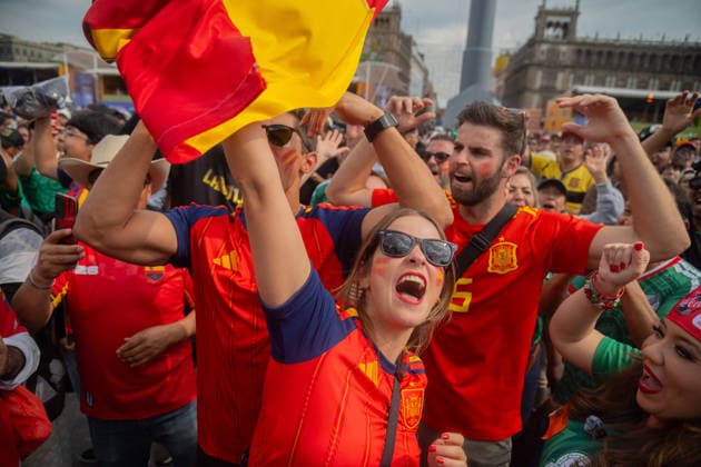 Fans Celebrate The Victory of Spain FIFA World Cup, WM, Weltmeisterschaft, Fussball 2026 Spanish and Mexican soccer fans gather to celebrate at the Glorieta de Cibeles square after Spain defeated Argentina 1-0 in extra time to win the FIFA World Cup 2026 final, in Mexico City, Mexico, July 19, 2026. The landmark location became the main gathering point for the local Spanish community celebrating their country s second World Championship, WM, Weltmeisterschaft title. (Photo by Marco Gonzalez Eyepix Group) Copyright: xMarcoxGonzalez xEyepixxGroupx MTG_19072026_193220
