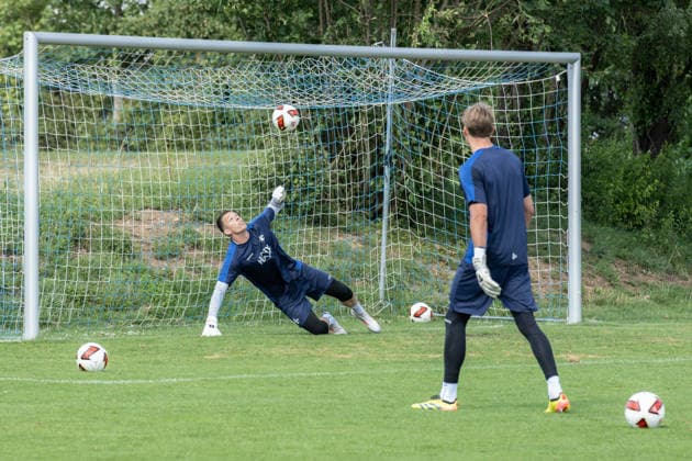 Alexander Brunst (Darmstadt 98) beim Torwarttraining, vorn Benedikt Börner GER, Darmstadt Trainingslager, Bad Wörishofen, Fussball, 20.07.2026 GER, Darmstadt Trainingslager, Bad Wörishofen, Fussball, 20.07.2026 Foto: EIbner-Pressefoto Seiffert Bad Wörishofen *** Alexander Brunst of Darmstadt 98 during goalkeeper training; Benedikt Börner (GER) in the foreground; Darmstadt training camp, Bad Wörishofen, soccer, July 20, 2026 (GER), Darmstadt training camp, Bad Wörishofen, soccer, July 20, 2026 Photo: EIbner Press Photo Seiffert Bad Wörishofen Copyright: xEibner-Pressefotox EP_EER