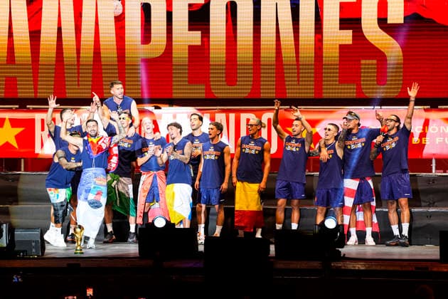 July 20, 2026, Madrid, Madrid, Spain: Players of Spain celebrate on stage during celebration of Spain as Champions of the FIFA World Cup, WM, Weltmeisterschaft, Fussball 2026 at Cibeles Palace on July 20, 2026 in Madrid, Spain. Madrid Spain - ZUMAa181 20260720_zaa_a181_033 Copyright: xOscarxJ.xBarrosox
