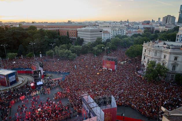 Spain celebrate 2026 FIFA World Cup, WM, Weltmeisterschaft, Fussball triumph in Madrid MADRID, SPAIN - JULY 20: An aerial view of fans of the Spanish national football team gather around the main stage at the Cibeles Fountain (Fuente de Cibeles) to celebrate their team s 1-0 extra-time victory over Argentina in the 2026 FIFA World Cup final in Madrid, Spain, on July 20, 2026. Thousands of supporters filled the city center as Spain celebrated winning its second FIFA World Cup title. Ruben Albarran Anadolu Madrid Spain. Editorial use only. Please get in touch for any other usage.  Copyright: x2026xAnadoluxRubenxAlbarranx