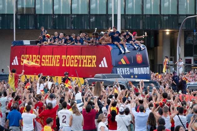 July 20, 2026, Madrid, Madrid, Spain: pain s players parade onboard an open-top bus through the streets of Madrid, , on July 20, 2026 Spain.one day after the national football team won their second World Cup title following a 1-0 victory against Argentina. Spain s World Cup winners come back home to a heroes welcome in Madrid Madrid Spain - ZUMAs197 20260720_aaa_s197_130 Copyright: xAtilanoxGarciax