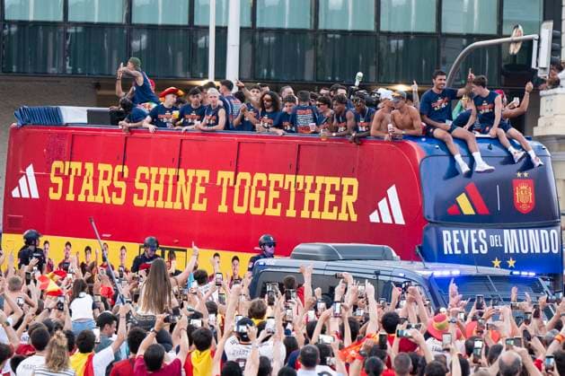 July 20, 2026, Madrid, Madrid, Spain: pain s players parade onboard an open-top bus through the streets of Madrid, , on July 20, 2026 Spain.one day after the national football team won their second World Cup title following a 1-0 victory against Argentina. Spain s World Cup winners come back home to a heroes welcome in Madrid Madrid Spain - ZUMAs197 20260720_aaa_s197_137 Copyright: xAtilanoxGarciax