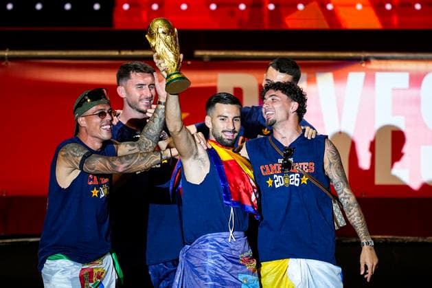 July 20, 2026, Madrid, Madrid, Spain: Alex Baena, Yeremy Pino and Pedro Porro celebrate on stage during celebration of Spain as Champions of the FIFA World Cup, WM, Weltmeisterschaft, Fussball 2026 at Cibeles Palace on July 20, 2026 in Madrid, Spain. Madrid Spain - ZUMAa181 20260720_zaa_a181_091 Copyright: xOscarxJ.xBarrosox
