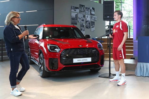 RB Leipzig: PK mit Neuzugang Rocco Reitz, 20.07.2026 Petra Peterhänsel (Leiterin BMW Group Werk Leipzig) übergibt Rocco Reitz (Neuzugang bei RB Leipzig) seinen neuen Dienstwagen Mini. Fußball-Bundesliga, Saison 2026 2027: Pressekonferenz zur Präsentation eines neuen Spielers am 20.07.2026 im BMW-Autohaus, Zwickauer Straße. *** RB Leipzig press conference with new signing Rocco Reitz, July 20, 2026. Petra Peterhänsel, Head of the BMW Group Plant in Leipzig, presents Rocco Reitz, RB Leipzig’s new signing, with his new company car, a Mini. Bundesliga, 2026–2027 season. Press conference to introduce a new player on July 20, 2026, at the BMW dealership on Zwickauer Straße Copyright: xBEAUTIFULxSPORTS JanxKaeferx
