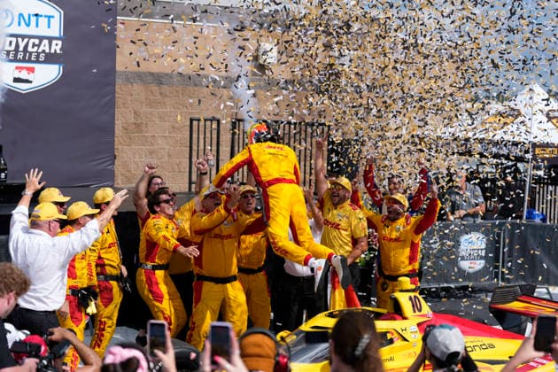 July 20, 2026, Lebanon, Tennessee, USA: Alex Palou, driver of the 10 Chip Ganassi Racing Honda jumps into the arms of his crew in Victory Lane after winning the IndyCar, Indy Car, IRL, USA race at Nashville Super Speedway. Lebanon USA - ZUMAd212 20260720_zsp_d212_002 Copyright: xRichardxDolex