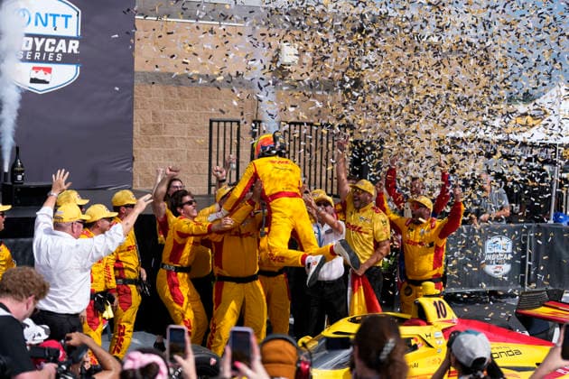 July 20, 2026, Lebanon, Tennessee, USA: Alex Palou, driver of the 10 Chip Ganassi Racing Honda jumps into the arms of his crew in Victory Lane after winning the IndyCar, Indy Car, IRL, USA race at Nashville Super Speedway. Lebanon USA - ZUMAd212 20260720_zsp_d212_008 Copyright: xRichardxDolex