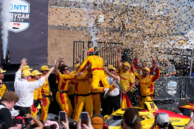 July 20, 2026, Lebanon, Tennessee, USA: Alex Palou, driver of the 10 Chip Ganassi Racing Honda jumps into the arms of his crew in Victory Lane after winning the IndyCar, Indy Car, IRL, USA race at Nashville Super Speedway. Lebanon USA - ZUMAd212 20260720_zsp_d212_012 Copyright: xRichardxDolex