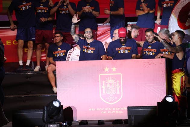ESP: Spain celebrates World Cup Champions 2026 David Raya and Borja Iglesias during the celebration with fans in Madrid of the Spanish national team, Nationalteam s victory in the World Cup in the United States on Monday, July 20, 2026. Madrid Spain Futbol *** ESP Spain celebrates 2026 World Cup champions David Raya and Borja Iglesias during the celebration with fans in Madrid following the Spanish national team s victory in the World Cup in the United States on Monday, July 20, 2026, Madrid, Spain, Soccer Copyright: xAgenciaxLOFx