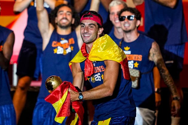 July 21, 2026, Madrid, Madrid, Spain: Ferran Torres celebrates on stage during celebration of Spain as Champions of the FIFA World Cup, WM, Weltmeisterschaft, Fussball 2026 at Cibeles Palace on July 20, 2026 in Madrid, Spain. Madrid Spain - ZUMAa181 20260721_zaa_a181_003 Copyright: xOscarxJ.xBarrosox