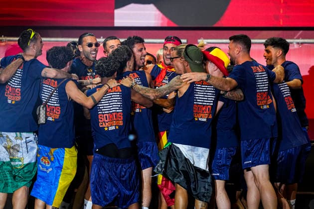 July 21, 2026, Madrid, Madrid, Spain: Players celebrate on stage during celebration of Spain as Champions of the FIFA World Cup, WM, Weltmeisterschaft, Fussball 2026 at Cibeles Palace on July 20, 2026 in Madrid, Spain. Madrid Spain - ZUMAa181 20260721_zaa_a181_020 Copyright: xOscarxJ.xBarrosox