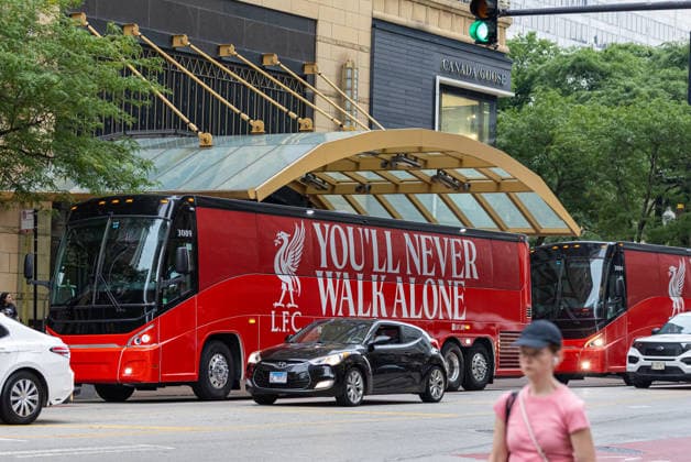 Football - Pre-Seaosn - Liverpool USA Tour Day 1 CHICAGO, USA - Monday, July 20, 2026: Liverpool s team coaches arrive in Chicago ahead of the start of the club s pre-season tour of America. The team play friendly games in Nashville, New York and Chicago as they prepare for the start of the new 2026 27 Premier League season. (Photo by David Rawcliffe Propaganda) CHICAGO Chicago ILLINOIS UNITED STATES OF AMERICA  Copyright: xDavidxRawcliffex 2026-07-20-023-Liverpool_Pre-Season_Day_1