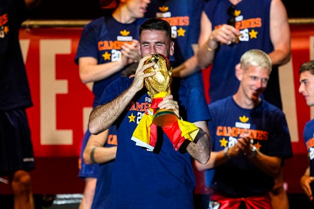 July 21, 2026, Madrid, Madrid, Spain: Unai Simon celebrates on stage during celebration of Spain as Champions of the FIFA World Cup, WM, Weltmeisterschaft, Fussball 2026 at Cibeles Palace on July 20, 2026 in Madrid, Spain. Madrid Spain - ZUMAa181 20260721_zaa_a181_047 Copyright: xOscarxJ.xBarrosox