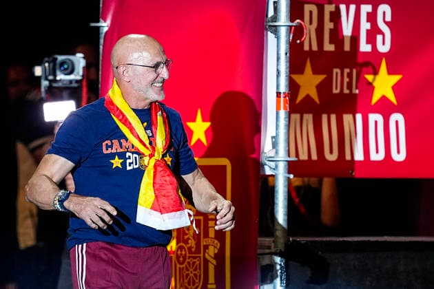 July 21, 2026, Madrid, Madrid, Spain: Luis de la Fuente celebrates on stage during celebration of Spain as Champions of the FIFA World Cup, WM, Weltmeisterschaft, Fussball 2026 at Cibeles Palace on July 20, 2026 in Madrid, Spain. Madrid Spain - ZUMAa181 20260721_zaa_a181_049 Copyright: xOscarxJ.xBarrosox