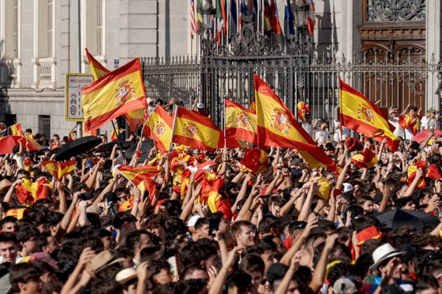 Spain celebrate 2026 FIFA World Cup, WM, Weltmeisterschaft, Fussball triumph in Madrid MADRID, SPAIN - JULY 20: A massive crowd waving Spanish flags and wearing national team, Nationalteam jerseys celebrates as the Spanish national football team, champions of the 2026 FIFA World Cup, returns to Spain and joins the celebrations around the main stage at the Cibeles Fountain (Fuente de Cibeles) in Madrid, Spain, on July 20, 2026. Thousands of supporters filled the city center as Spain celebrated winning its second FIFA World Cup title. Diego Radames Anadolu Madrid Spain. Editorial use only. Please get in touch for any other usage.  Copyright: x2026xAnadoluxDiegoxRadamesx