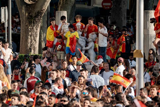Spain celebrate 2026 FIFA World Cup, WM, Weltmeisterschaft, Fussball triumph in Madrid MADRID, SPAIN - JULY 20: A massive crowd waving Spanish flags and wearing national team, Nationalteam jerseys celebrates as the Spanish national football team, champions of the 2026 FIFA World Cup, returns to Spain and joins the celebrations around the main stage at the Cibeles Fountain (Fuente de Cibeles) in Madrid, Spain, on July 20, 2026. Thousands of supporters filled the city center as Spain celebrated winning its second FIFA World Cup title. Diego Radames Anadolu Madrid Spain. Editorial use only. Please get in touch for any other usage.  Copyright: x2026xAnadoluxDiegoxRadamesx